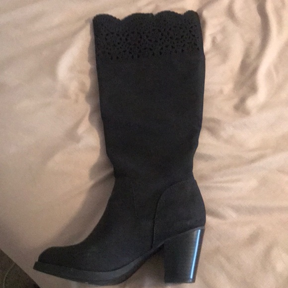 Barely worn black boots! - Picture 2 of 2